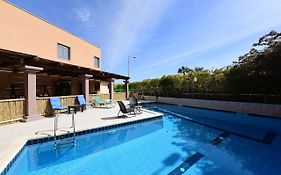 Flintstone Guest House בית ההארחה בן 11 החדרים אינו וילה פרטית אתם מזמינים רק חדרים לא את כל הוילה